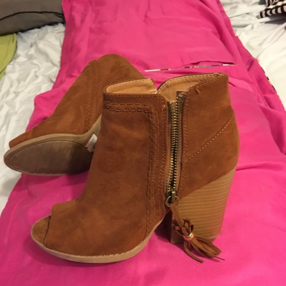 Multiple pairs of shoes size 6/7- $6 all or 2ea - Picture 5 of 8